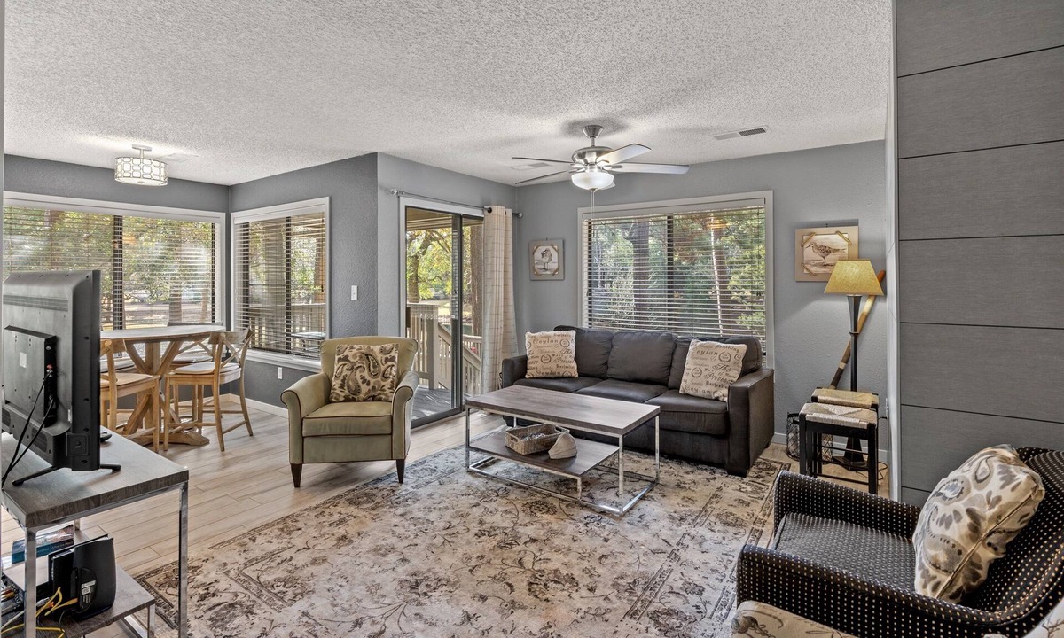 Arcadian Shores Villa | W Hyde Pk 20A in Kingston 1st floor, Pool, Beach