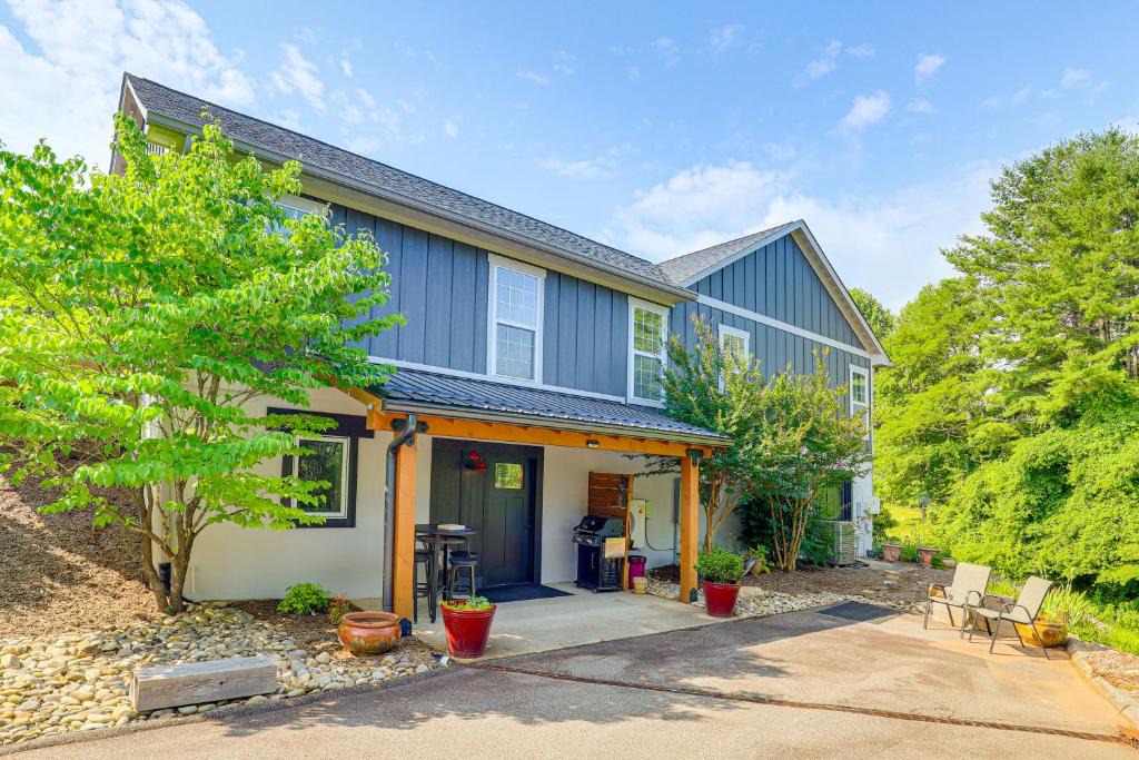 Weaverville Apartment | Walk to Downtown Weaverville: Quiet Apartment