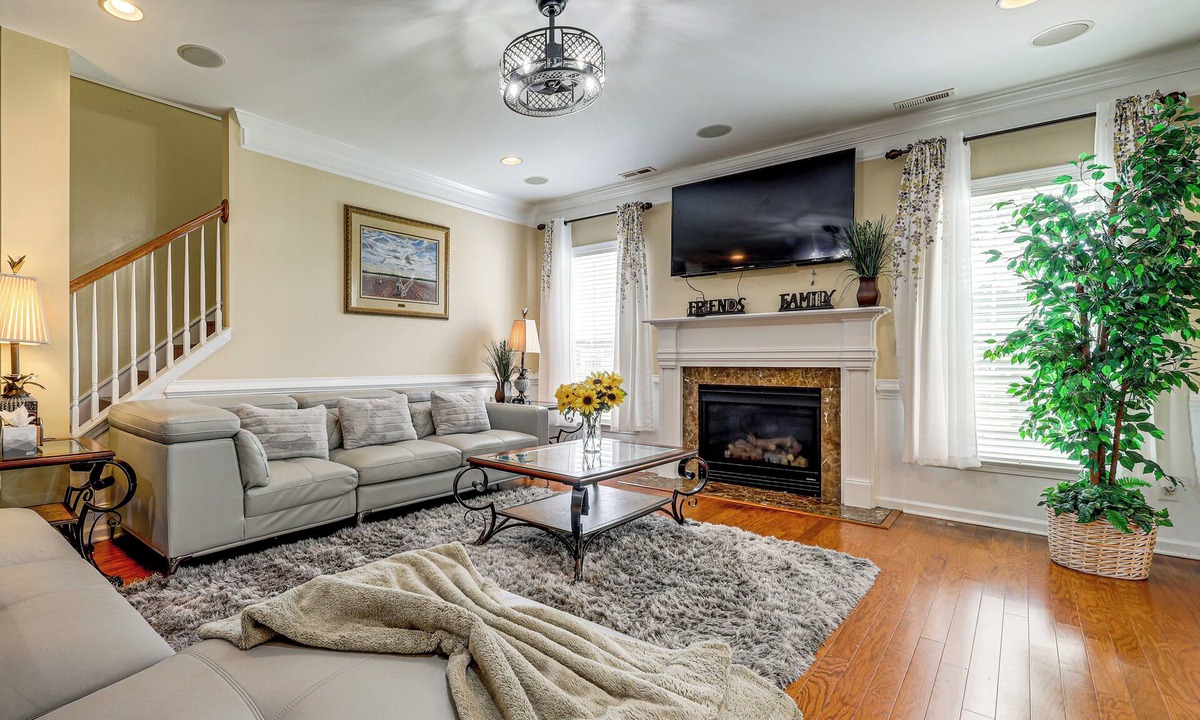 Summerville House | Walk to Wescott Golf, Pool Access! Pondfront Home