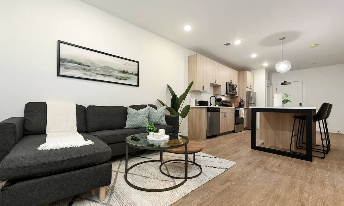 East Liberty Apartment | Walkable Shadyside Stay Apt, Free Parking, Hulu, Disney+ & Gym
