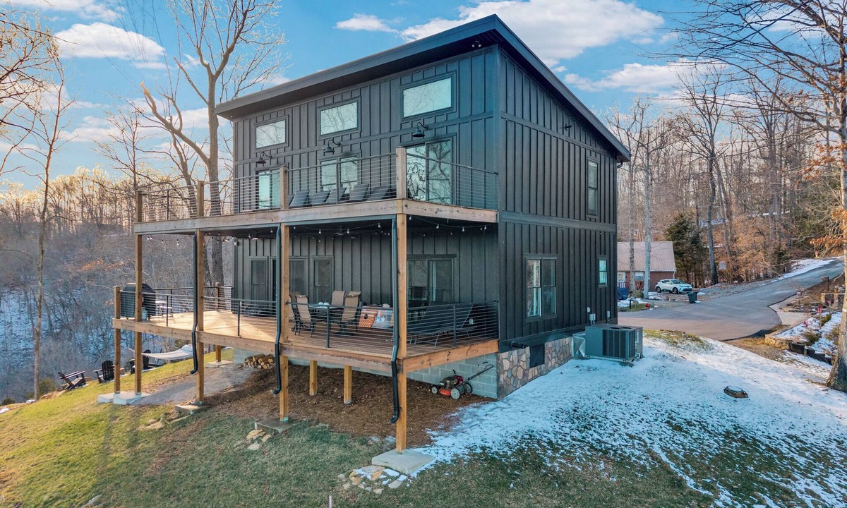 Byrdstown House | WANT AN AMAZING VIEW OF THE LAKE? This modern home offers than just space!