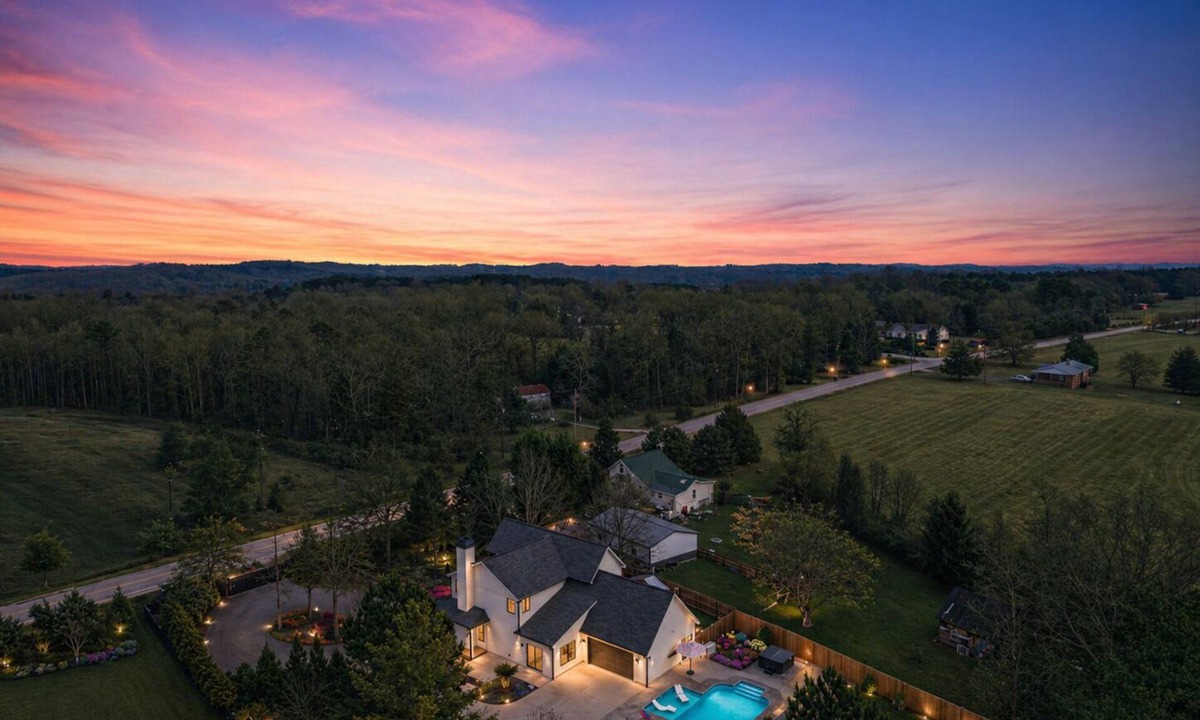 Taylors House | Wedding Group Retreat/Pool + Hot Tub/Sleeps 14