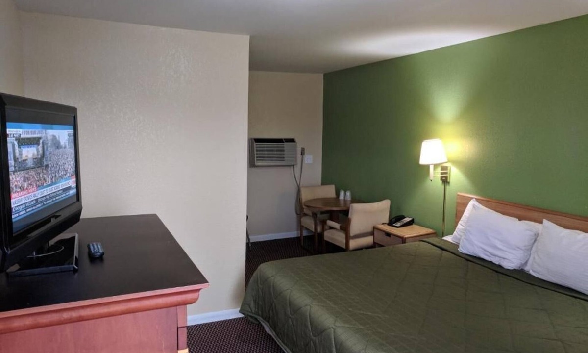 Benton Hotel | welcome close to KENTUCKY LAKE
