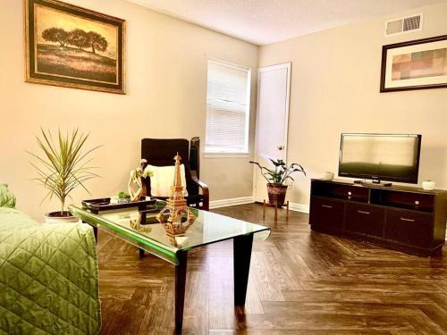 East Memphis Apartment | Welcome Valero-XAi-Project Pyramid -Tiger Lane