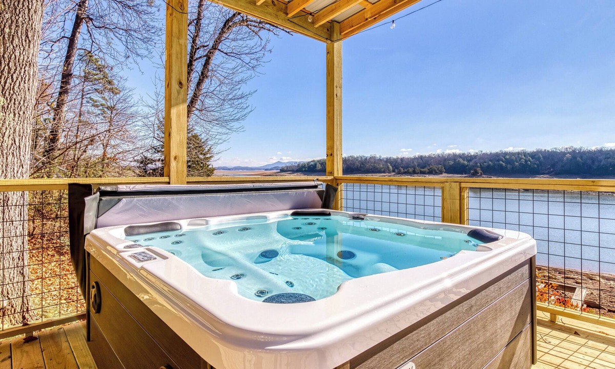 Dandridge House | What's Your Hurry- Lake Front, Boat Dock, Game Room, Hot Tub, WIFI!