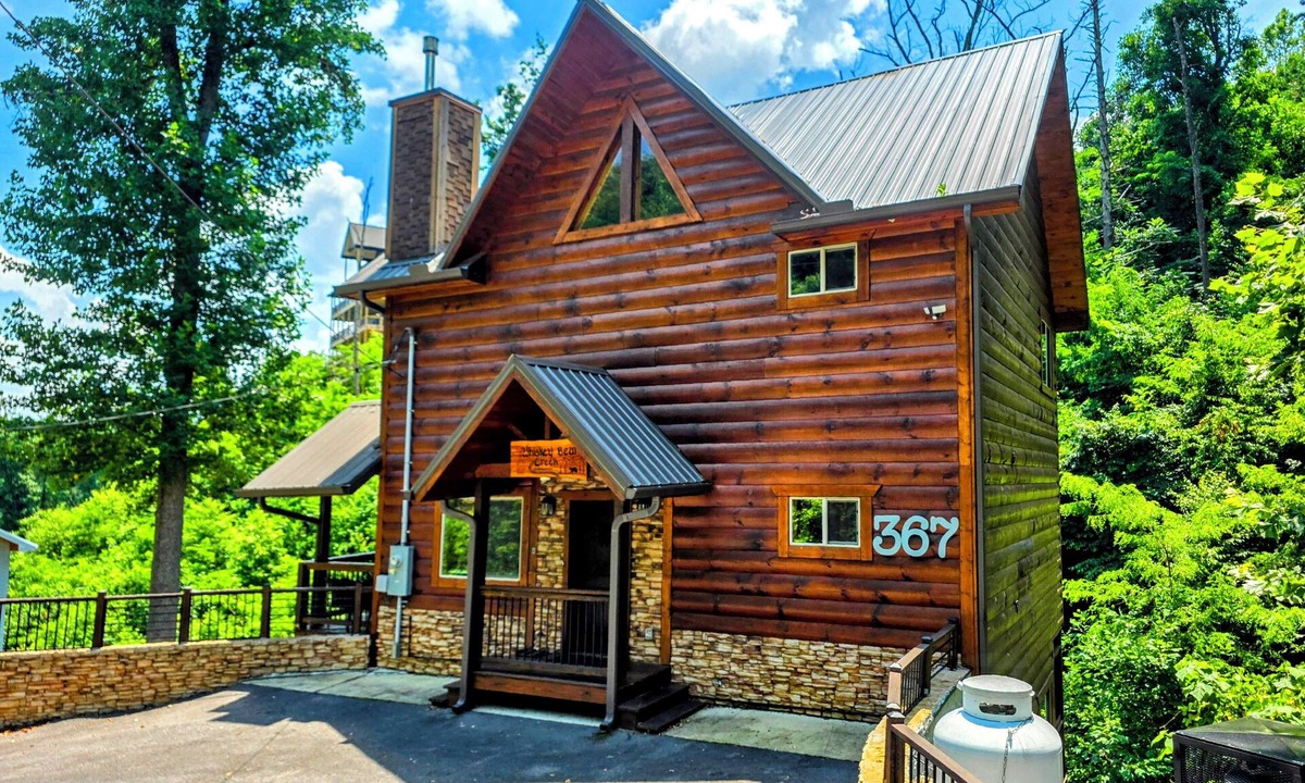 Chalet Village North Cabin | Whiskey Bear Creek: 2021, SAUNA, JACUZZI, AND POOL access!