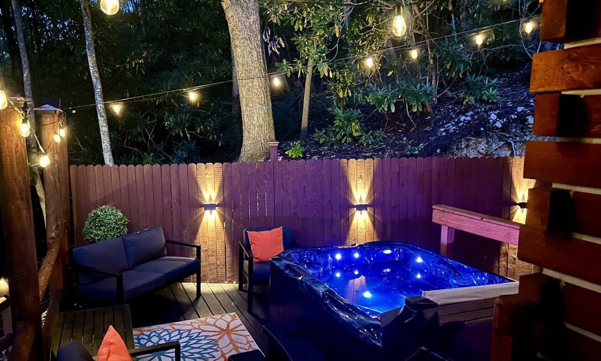 Elizabethton Cabin | Whispering Brook Retreat in the Smoky Mountains w Hot Tub Pet Friendly