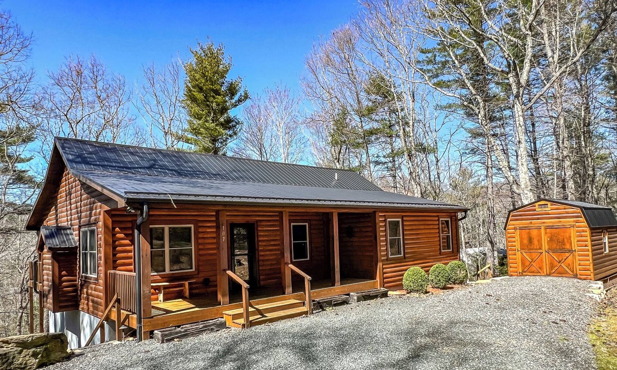Fleetwood Cabin | Whispering Pines Retreat - Hot Tub, Pets, River Access & WiFi