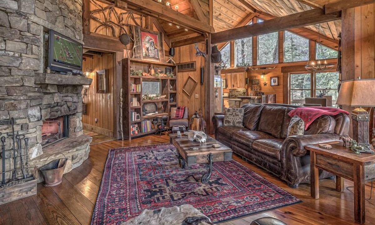 Cherry Log Cabin | Winding Log Ridge- Pet Friendly | Screened Porch | 11 miles from Downtown