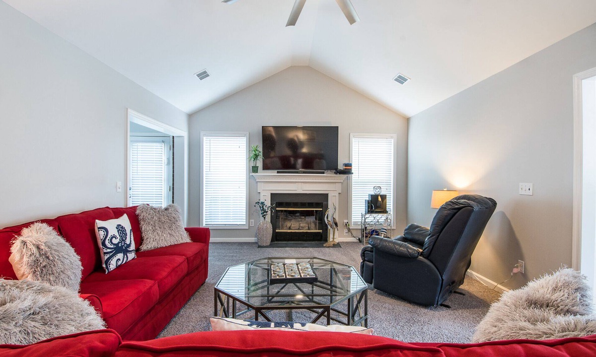 Hanahan House | Winter Discounts/We love pets! 6ft fenced in backyard and pet amenities.