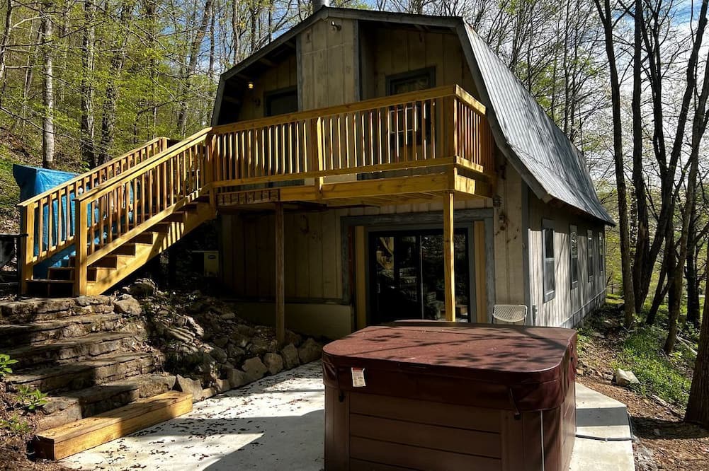 Franklin Cabin | Wonderful Cute Wooden Cabin with Hot-tub in Franklin, Tennessee
