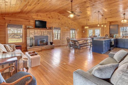 Toccoa House | Woodsy Hideaway: 8 Mi to Henderson Falls Park!