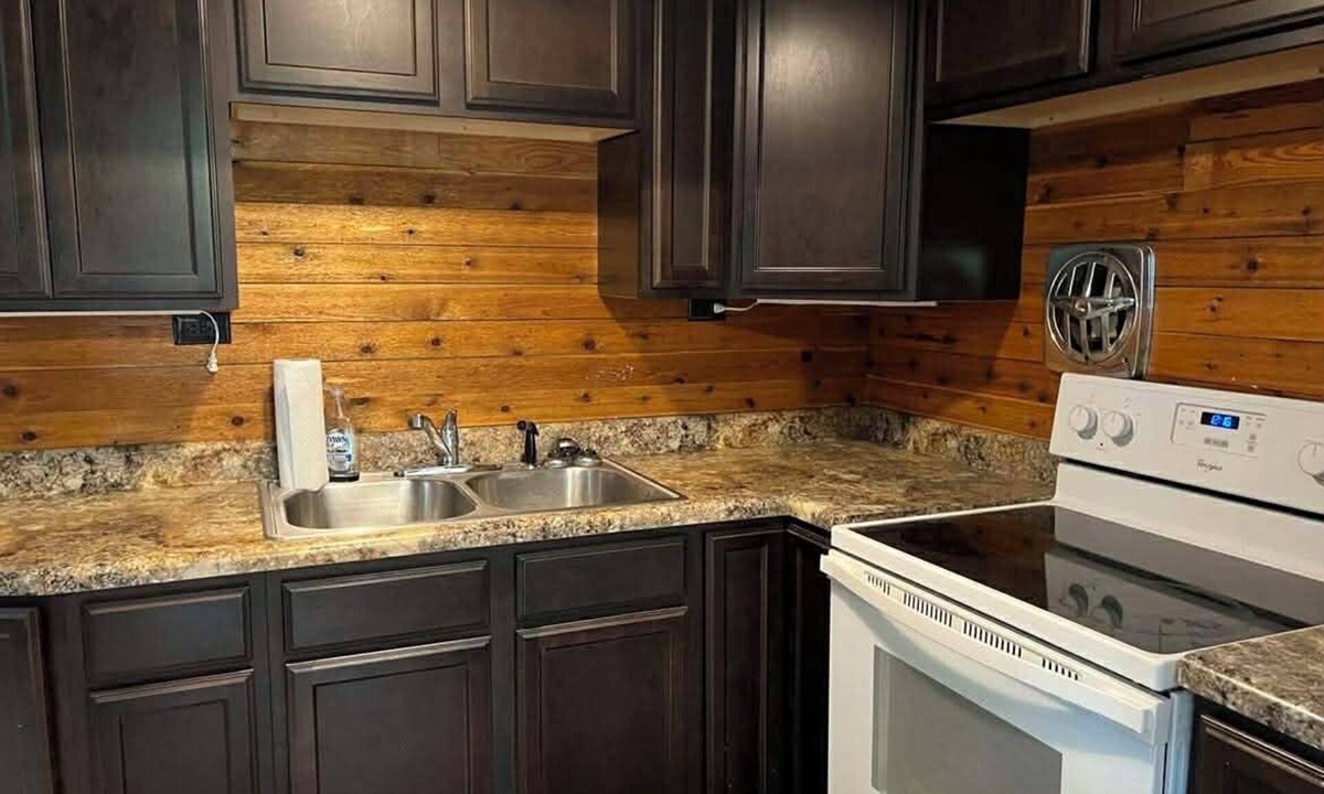 La Follette Cabin | "Wright Place Wright Time" Lakefront 2-bedroom cabin with AC in cozy LaFollette