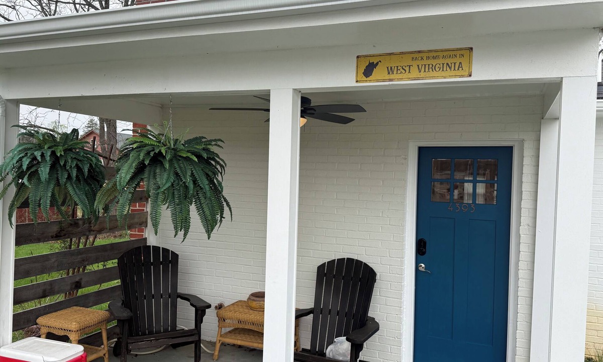 Middleway House | WV Cozy Cabin Summit Point Races