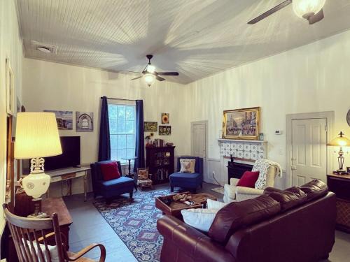 Dallas Apartment | Yellow Door off Main Walk to Downtown Dallas, GA