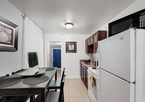 150 m² Apartment ∙ 4 bedrooms ∙ 6 guests in Cecil B. Moore