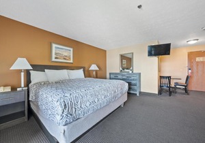 BayShore King Suite #216 in Put-in-Bay