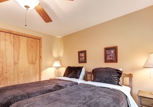 Charming lakefront condo w/ gas fireplace, private deck close on chain of lakes! in Eagle River