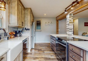 Dog-friendly condo w/mountain views, balcony, gas fireplace, & shared grills