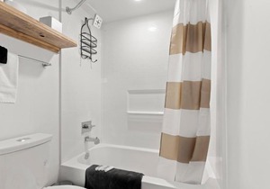FRONTDESK Bright Open Studio Apt by Old Westport in Kansas City