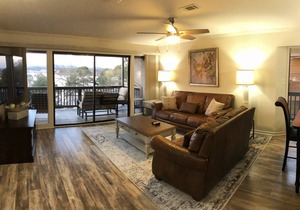 Luxury 3/3 Condo on Lake Hamilton - Fall is the best time in Hot Springs in Lake Hamilton