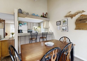 Spacious home w/shared tennis & pool - close to lake in Harbor Springs