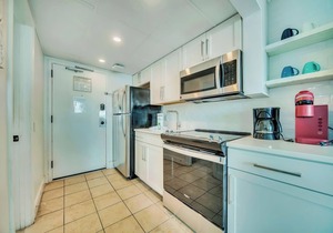 WOW Modern Direct Oceanfront Sundeck balcony Terrance condo. STUNNING