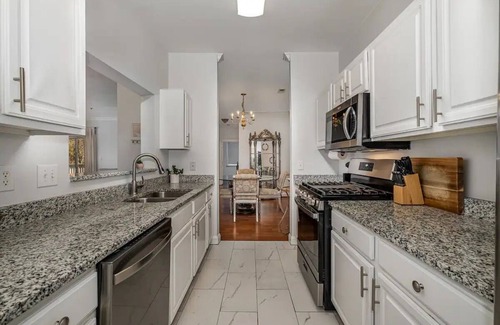 Barclay Downs House | Sleek & Stylish Condo In Southpark 3 Bedroom Home by RedAwning