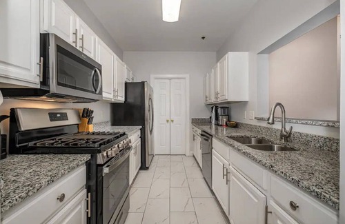 Barclay Downs House | Sleek & Stylish Condo In Southpark 3 Bedroom Home by RedAwning