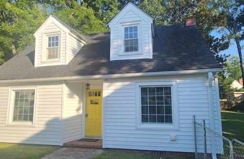 Clinton Cottage | 1- king bedroom guesthouse, pet friendly in charming downtown Clinton
