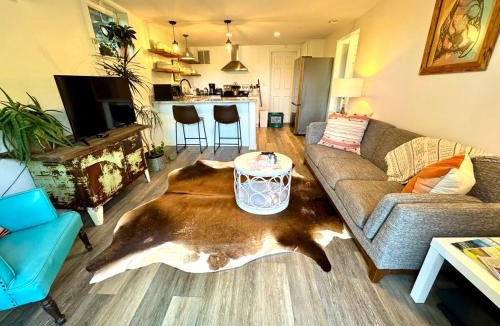 Charlotte Street Apartment | 1 Mile from Downtown, Patio w Sunset View
