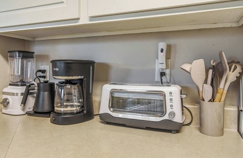 Nashboro Village Condo | 10.4 Mi to DT Nashville・Modern 2BR Family Escape