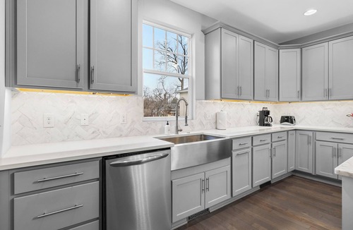 Historic Waverly House | 10 min to Broadway! Luxury 12 South Honeybee Home in Waverly