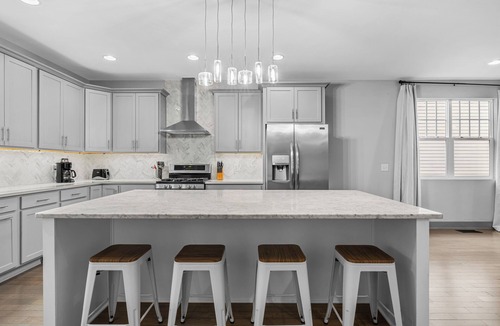 Historic Waverly House | 10 min to Broadway! Luxury 12 South Honeybee Home in Waverly