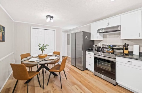 Summerlee House | 10 min to NRG Park with Private Deck, Movie Nights & Fire Pit
