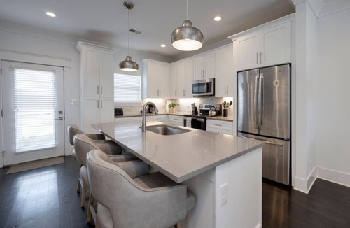 Charlotte Park House | 10 Mins To Broadway - Unwind in Style