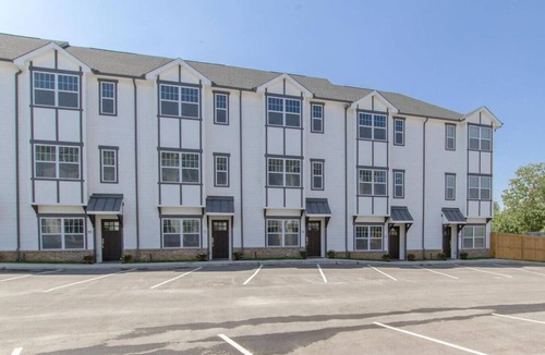 Charlotte Park House | 10 Mins To Broadway - Unwind in Style