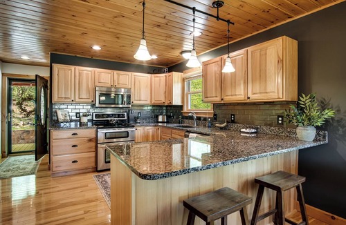 Sylva Apartment | ✨ 10% Off PLUS 15% off Top-Rated Guests Discount Private Hot Tub PLUS ⭐ Guest Favorite Top 1% of Airbnb Fire Pit Porch Swing Hammock Close to WCU (3 Mi), dining, pubs, shopping, Blue Ridge Parkway, and many adventures.