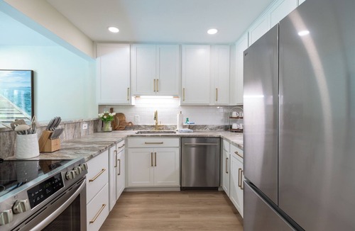 Heritage Woods House | 15 Wagon Road: Walk to the beach! Private Pool with Lagoon View!