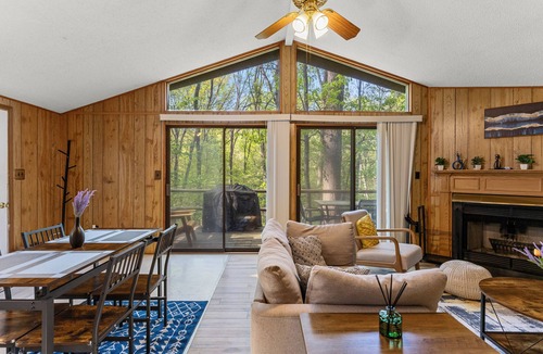 The Woods Cabin | 2-Bedroom cabin Hot tub Fireplace PS5