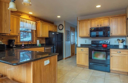 Wolf Laurel Cabin | 2 Deck Views | Pool Table | Hot Tub | Spacious