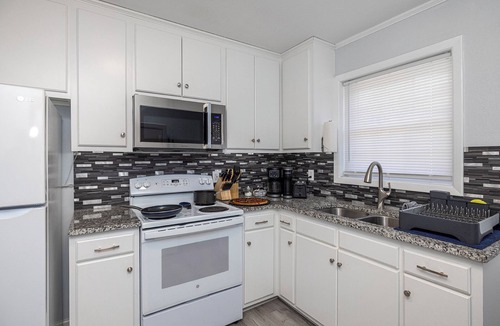 Lincolnton House | 2 Full Kitchens - 4 Beds, 2 Bath - Nintendo, EV