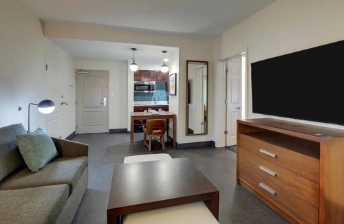 Mount Pleasant Hotel | 2 Homey Suites Perfect for Weekend Getaways – Near Mount Pleasant Attractions