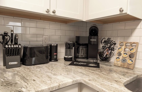 North Charleston House | 2 King Suites Private Hot Tub Full Kitchen Near Park Circle & Airport