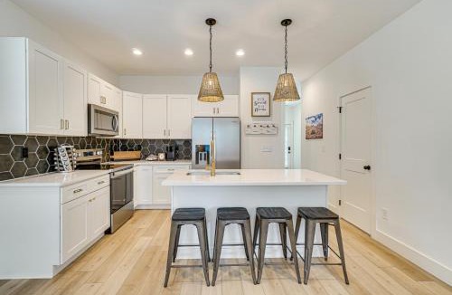 Knoxville House | 2 Mi to UT: Modern Retreat w/Covered Porch