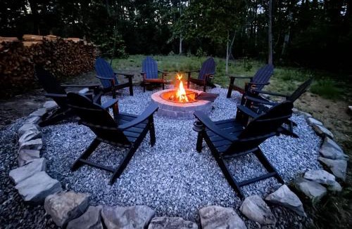 Asheville House | 2 miles to Downtown, Hot Tub, Sauna, Fire Pit, Game Room, Bar, kitchenette, Pool Table, Universal Tesla EV Connector