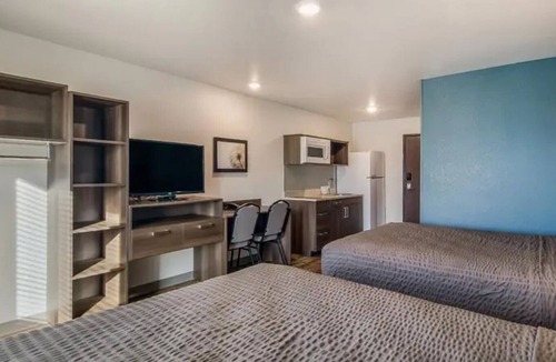 Lowell Hotel | 2 Pet-Friendly Suites with Free Parking Near Crystal Bridges Museum