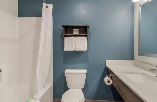 Lowell Hotel | 2 Pet-Friendly Suites with Free Parking Near Crystal Bridges Museum