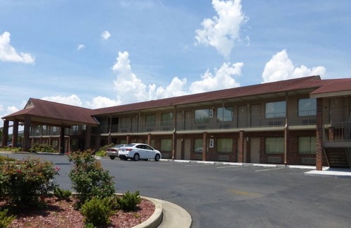Cleveland Hotel | 2 Quiet Rooms with Desk – Ideal for Business Travelers