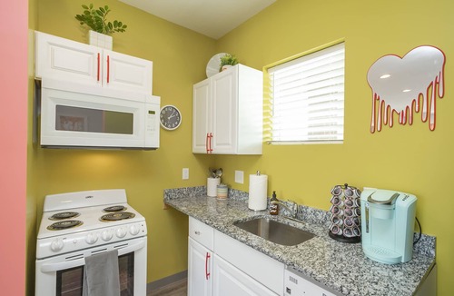 Maxwell House | 🏡 🏡 2 SIDE BY SIDE UNITS | BACH 💃 | 20 🛌 | 😍 DECOR | WALKABLE TO BARS 🍷